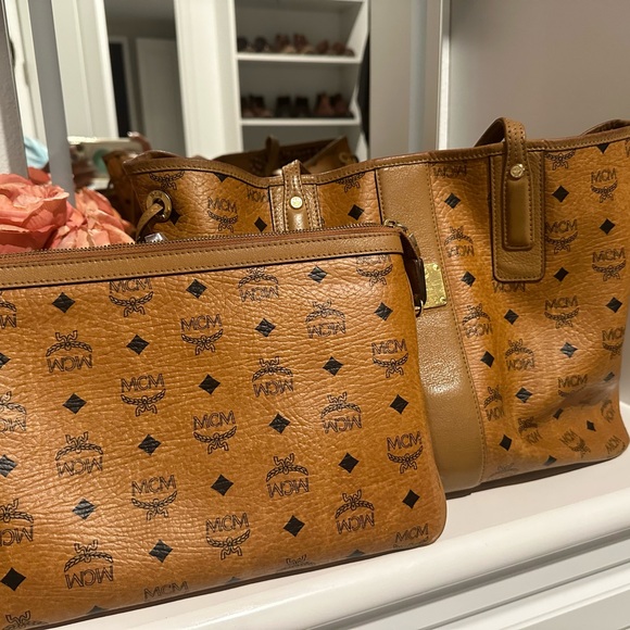 MCMclassy tote. Lightweight tote bag in Visetos monogram canvas andnappa leather - Picture 5 of 12